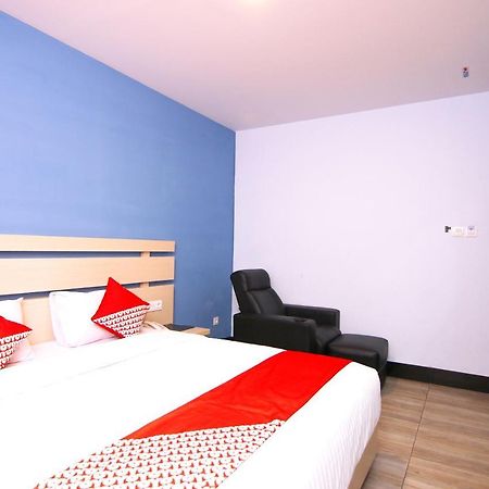 Oyo 592 Budget Hotel By The Harbour Padang  Buitenkant foto