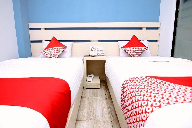 Oyo 592 Budget Hotel By The Harbour Padang  Buitenkant foto