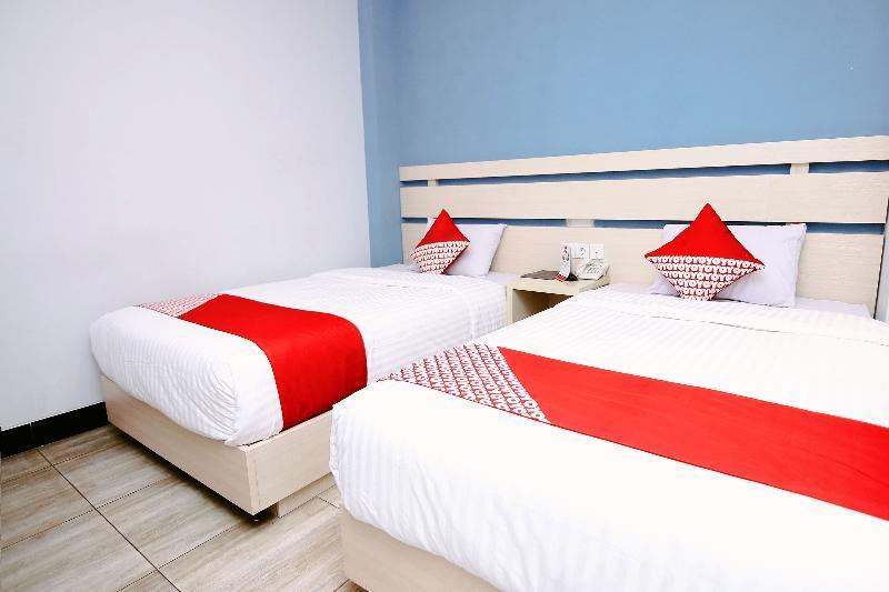 Oyo 592 Budget Hotel By The Harbour Padang  Buitenkant foto
