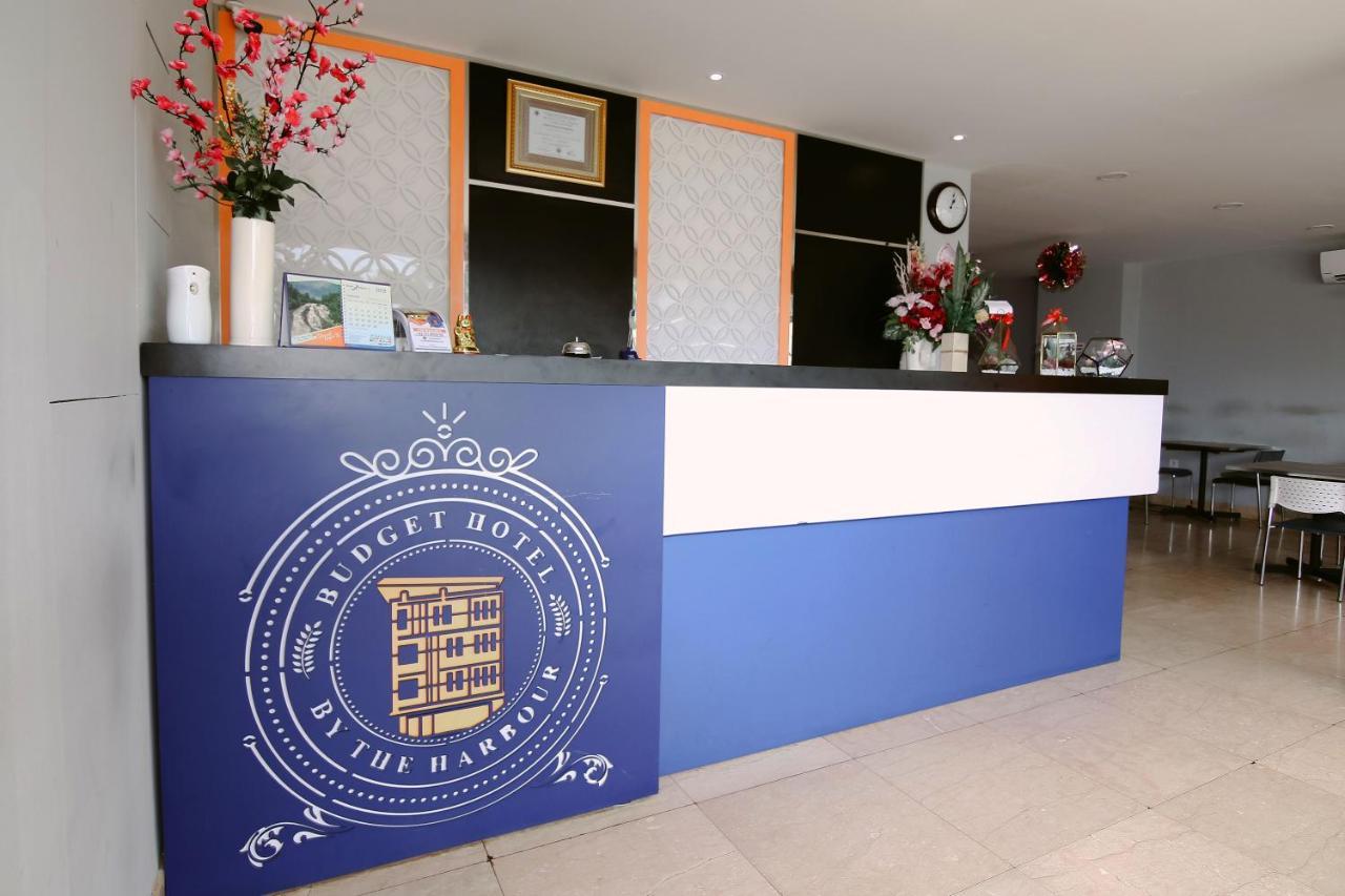 Oyo 592 Budget Hotel By The Harbour Padang  Buitenkant foto