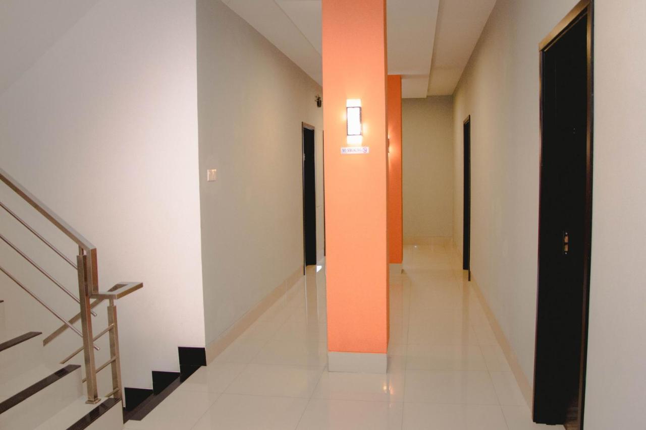 Oyo 592 Budget Hotel By The Harbour Padang  Buitenkant foto