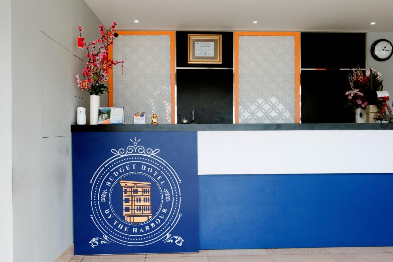 Oyo 592 Budget Hotel By The Harbour Padang  Buitenkant foto