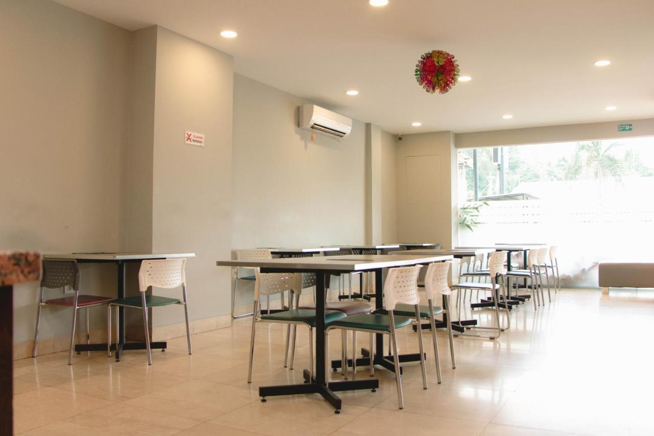 Oyo 592 Budget Hotel By The Harbour Padang  Buitenkant foto
