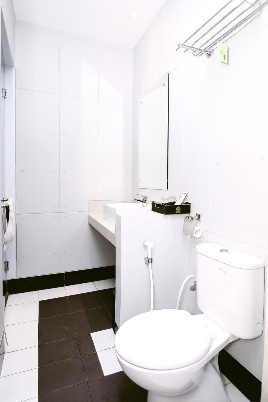 Oyo 592 Budget Hotel By The Harbour Padang  Buitenkant foto