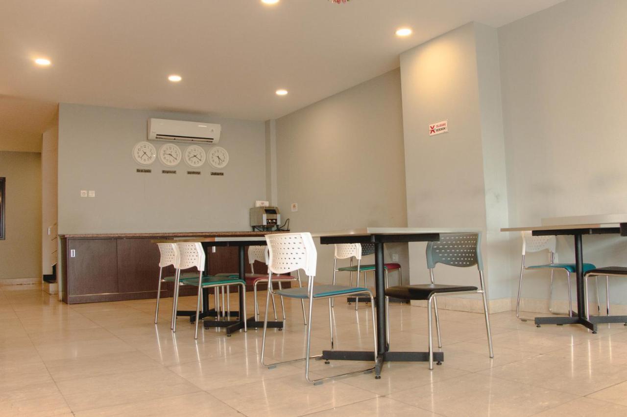 Oyo 592 Budget Hotel By The Harbour Padang  Buitenkant foto