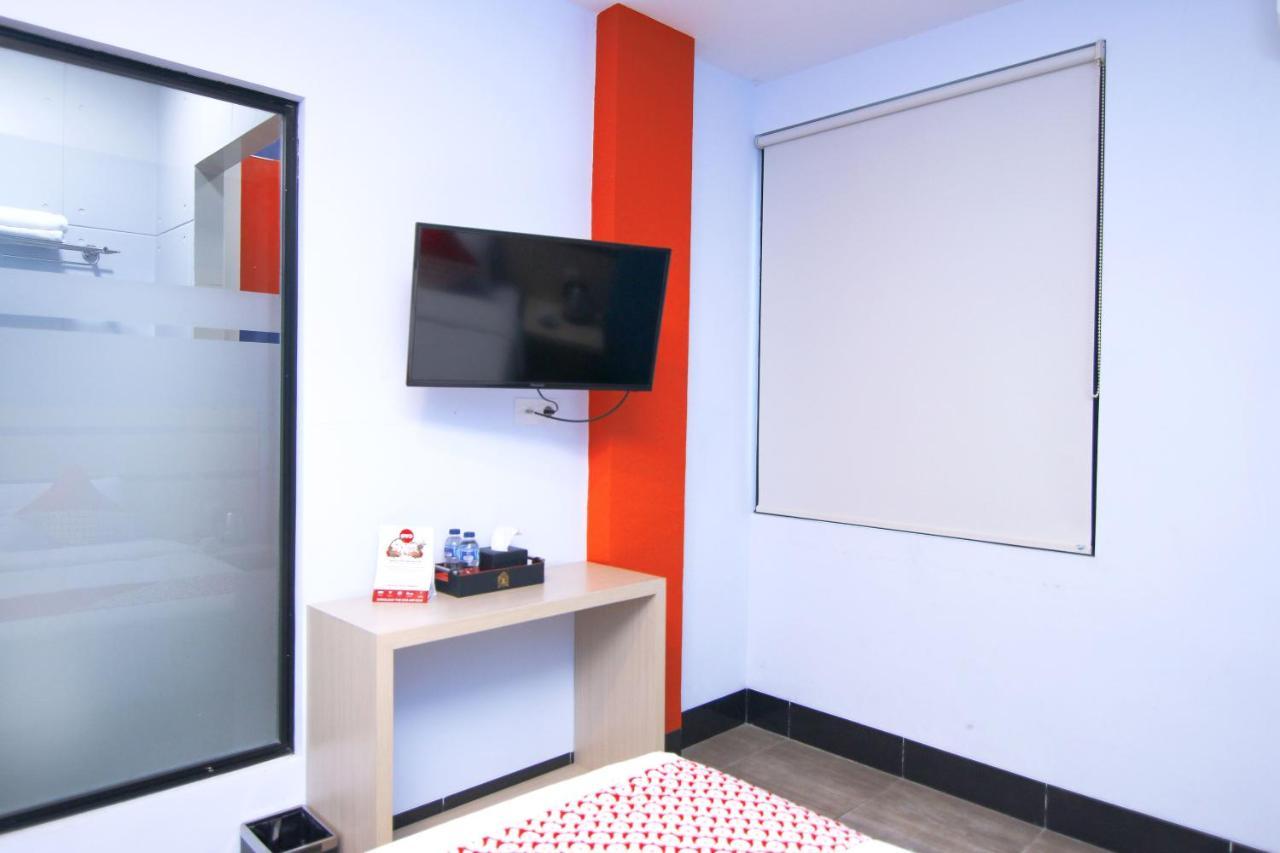 Oyo 592 Budget Hotel By The Harbour Padang  Buitenkant foto