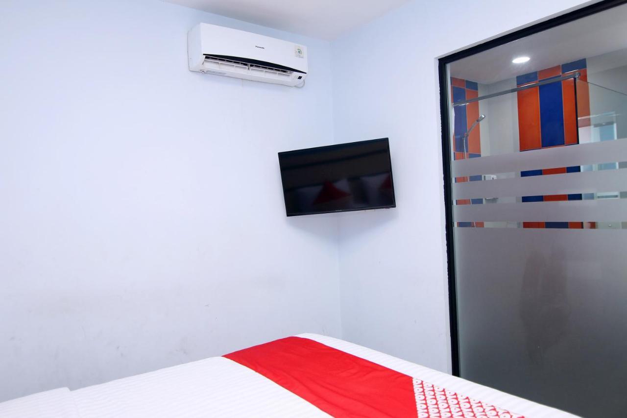 Oyo 592 Budget Hotel By The Harbour Padang  Buitenkant foto