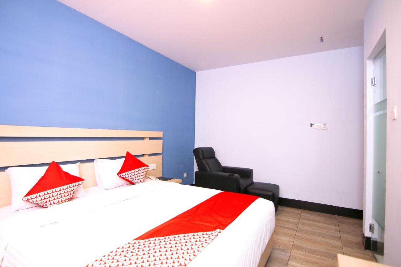Oyo 592 Budget Hotel By The Harbour Padang  Buitenkant foto