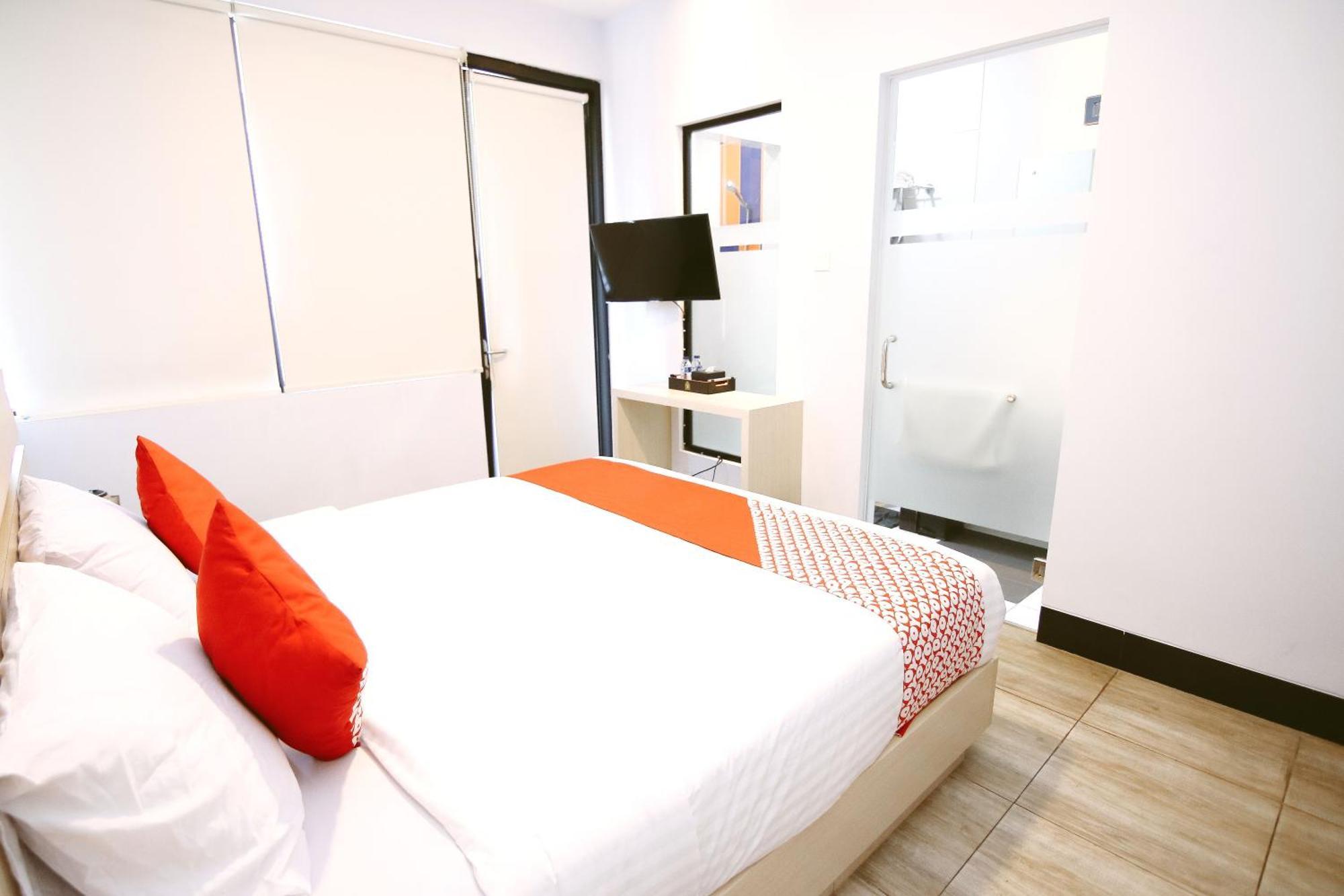 Oyo 592 Budget Hotel By The Harbour Padang  Buitenkant foto