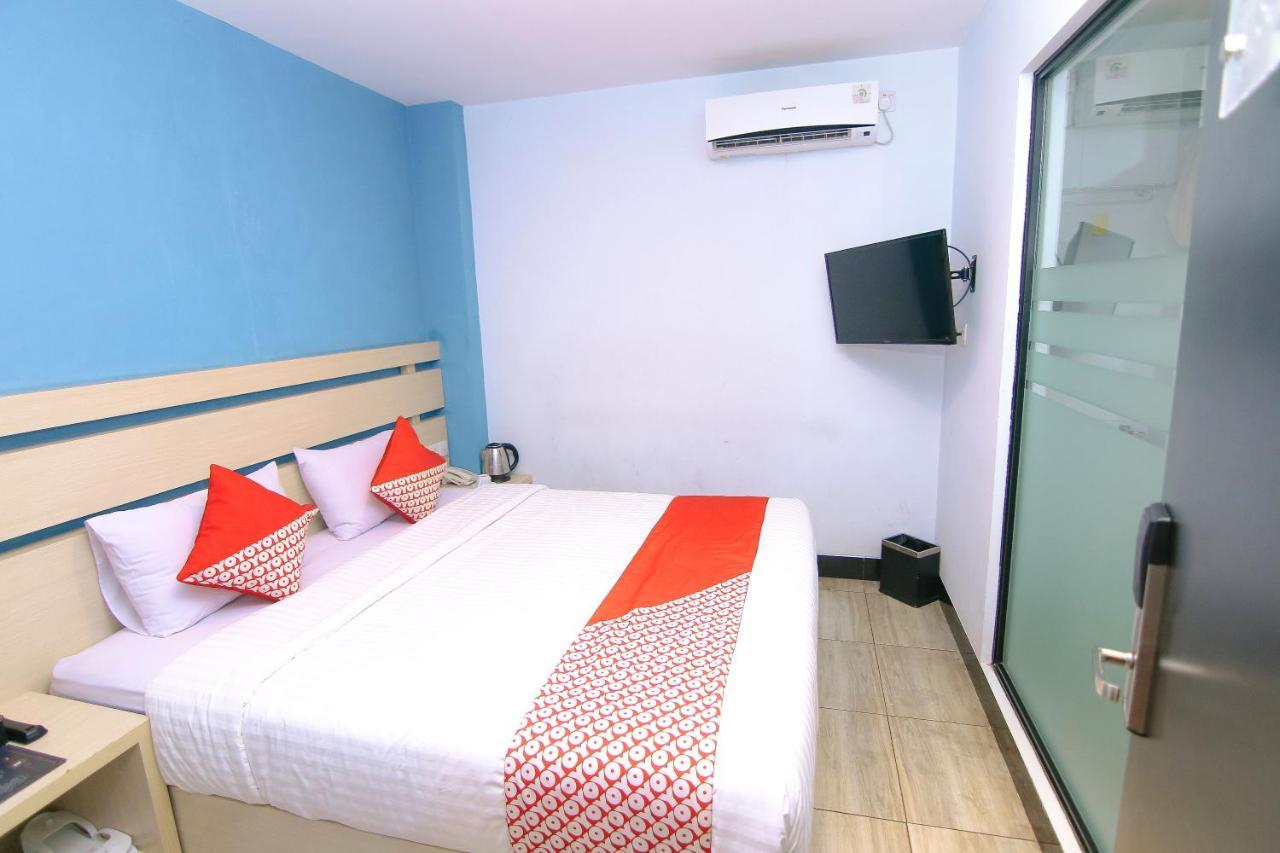 Oyo 592 Budget Hotel By The Harbour Padang  Buitenkant foto