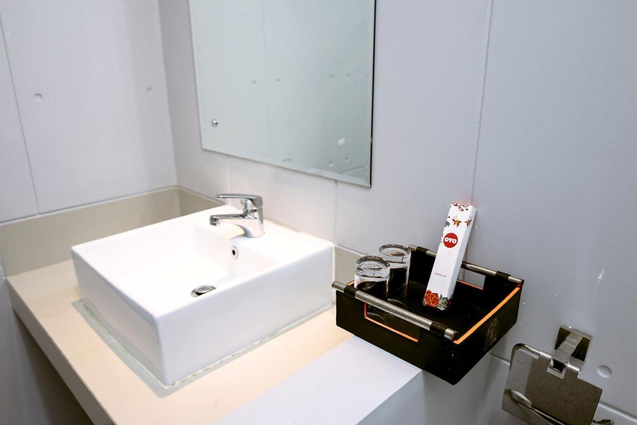 Oyo 592 Budget Hotel By The Harbour Padang  Buitenkant foto