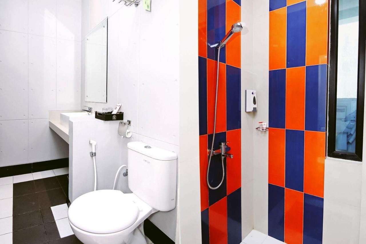 Oyo 592 Budget Hotel By The Harbour Padang  Buitenkant foto